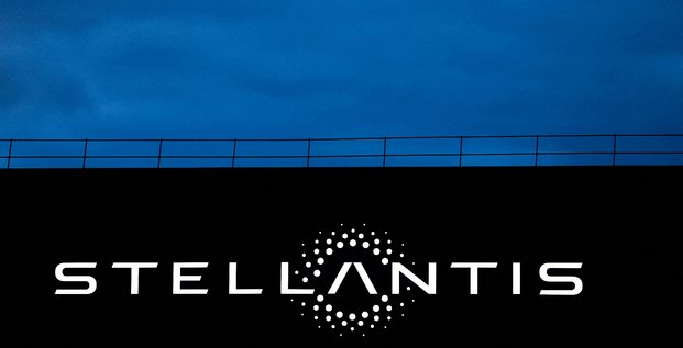 Photo d'archives du logo de stellantis a velizy-villacoublay, en france