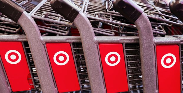 Un logo target sur des caddies dans un magasin target a manhattan, new york