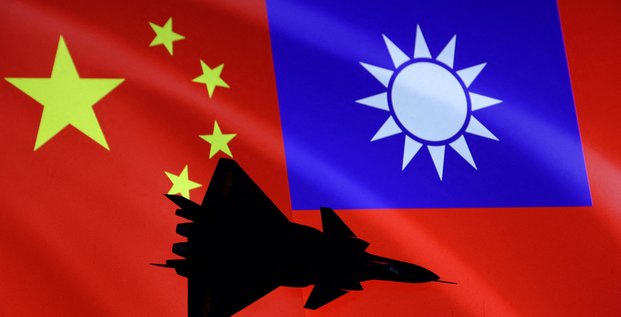 Photo d'illustration montrant un avion devant les drapeaux chinois et taiwanais
