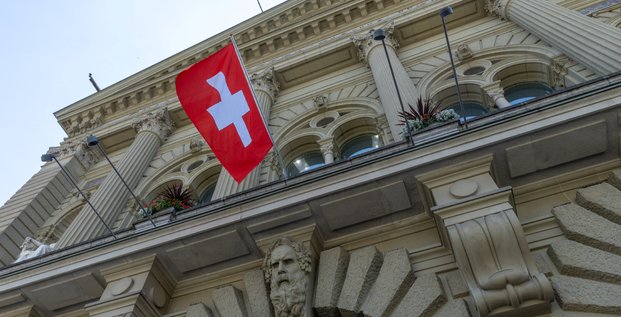 Le drapeau suisse, sur la facade du parlement a berne