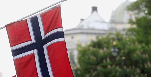 Photo d'archives de drapeaux norvegiens a oslo, norvege