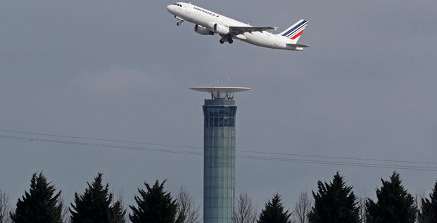 Un avion airbus a320 d'air france a l'aeroport charles-de-gaulle de roissy, en france