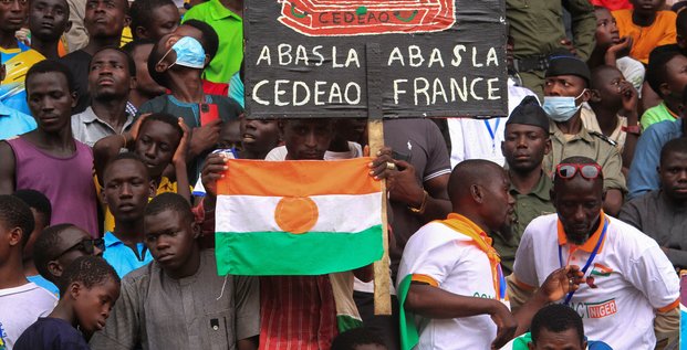 Les nigeriens se rassemblent pour soutenir les soldats putschistes et pour exiger le depart de l'ambassadeur de france, dans la capitale niamey, au niger