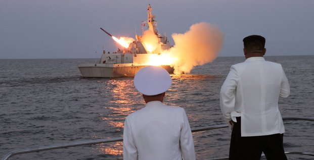 Le dirigeant nord-coreen kim jong un supervise un essai de missile