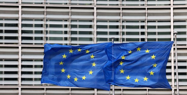 Des drapeaux europeens devant le siege de la commission europeenne a bruxelles