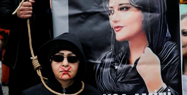 Une femme participe a une manifestation a istanbul contre le regime islamique d'iran apres la mort de mahsa amini