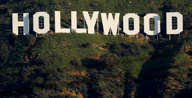 L'emblematique panneau hollywood sur une colline au-dessus d'un quartier de los angeles