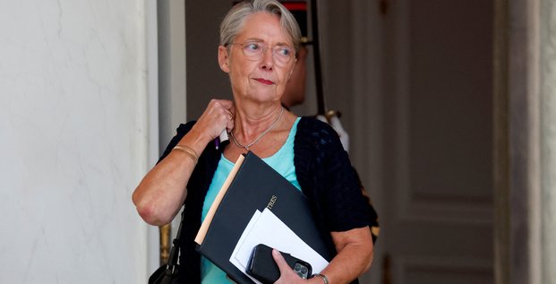 Le premier ministre francais elisabeth borne quitte le palais de l'elysee