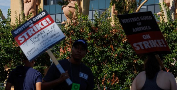 Acteurs et ecrivains hollywoodiens en greve devant les studios disney en californie