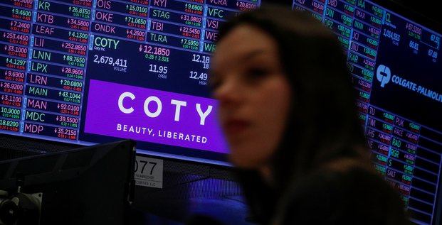 Un ecran affichant le logo et les informations de negociation de coty a la bourse de new york