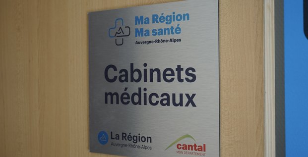 Les deux médecins salariés par la Région Auvergne-Rhône-Alpes et le Département ont ausculté plus de 500 patients, au bout d'un mois d'installation.