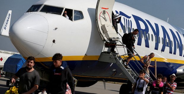 Des passagers descendent d'un avion de la compagnie aerienne ryanair