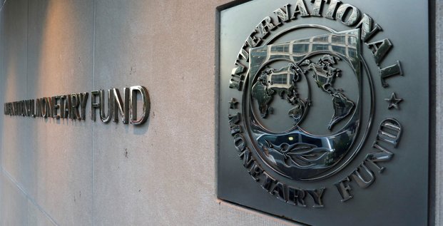 Le logo du fonds monetaire international (fmi) est vu a l'exterieur de son siege a washington