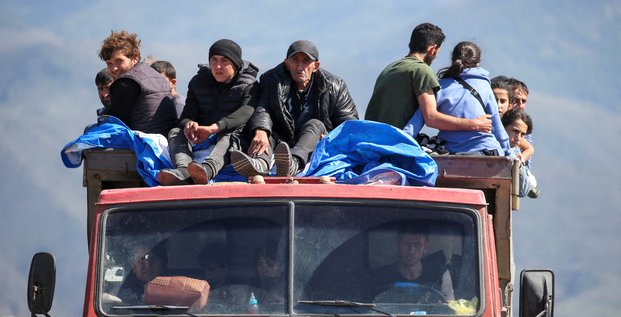 Refugies de la region du haut-karabakh sur un camion a leur arrivee au village frontalier de kornidzor