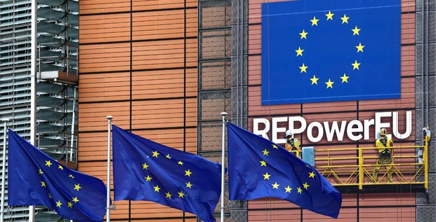 Des drapeaux europeens flottent devant le siege de la commission europeenne a bruxelles