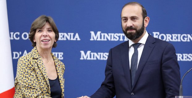 La ministre francaise des affaires etrangeres, catherine colonna, serre la main de son homologue armenien ararat mirzoyan, lors d'une conference de presse a erevan