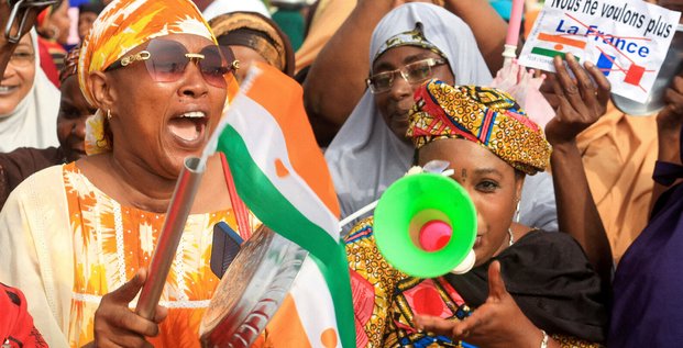 Photo d'archives: les femmes nigeriennes mainfestent en soutien des putschistes devant le quartier general de l'armee francaise, a niamey