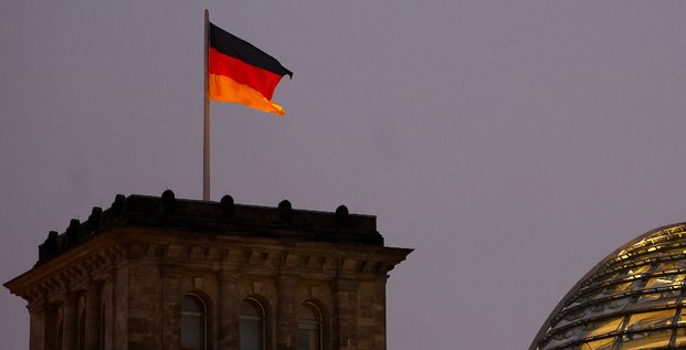 Le drapeau allemand flotte au sommet du reichstag a berlin