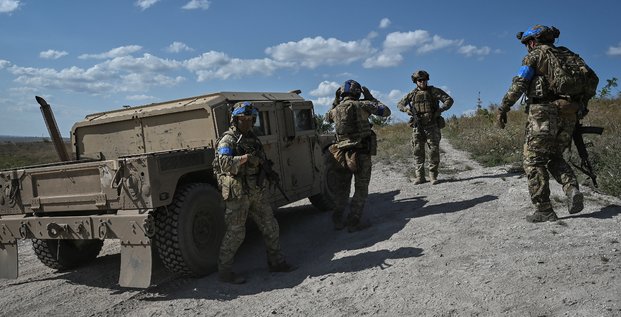 Des militaires de la 3e brigade d'assaut separee d'ukraine se preparent a mener une mission de reconnaissance pres de bakhmut