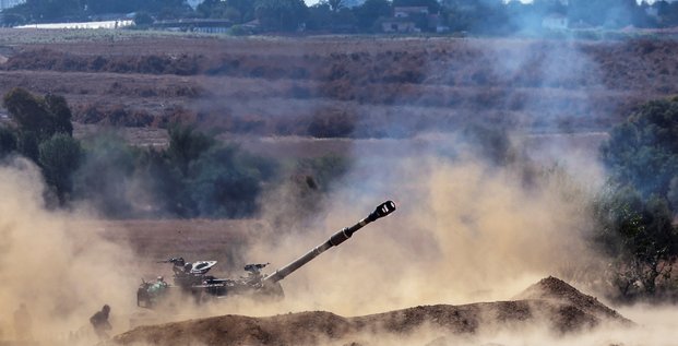 Un tank et des soldats israeliens a proximite de la frontiere avec la bande de gaza