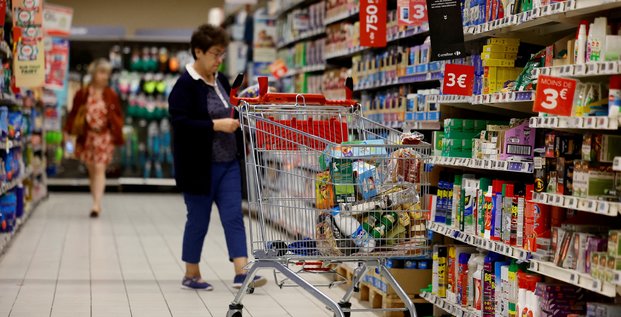 Photo d'archives: des clients font leurs courses dans un supermarche carrefour pres de paris