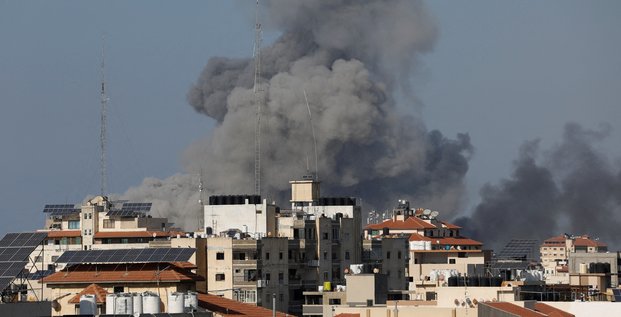 La fumee s'eleve a la suite des frappes israeliennes a gaza