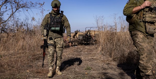 Un soldat ukrainien marche pres du front dans la region de donetsk, en ukraine