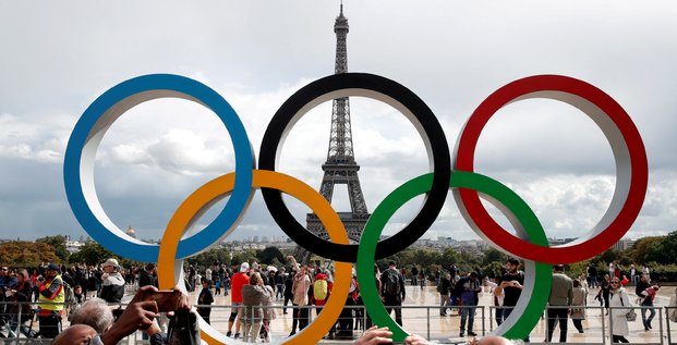 Les anneaux olympiques devant la tour eiffel