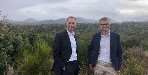 François Eyraux, directeur général de Danone France, et Emmanuel Gérardin, directeur de la SEV ont annoncé les mesures pour préserver l'eau, devant l'impluvium de Volvic.