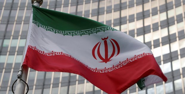 Le drapeau iranien devant le siege de l'aiea a vienne