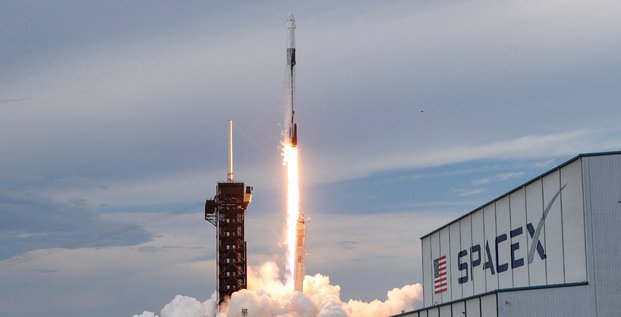 Un lancement de fusee spacex