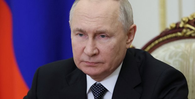 Le president russe vladimir poutine lors d'une reunion avec les membres du conseil de securite au kremlin a moscou