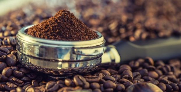 Savourez plus de 20 recettes caféinées grâce à cet espresso broyeur de grande qualité, en promotion sur Cdiscount !