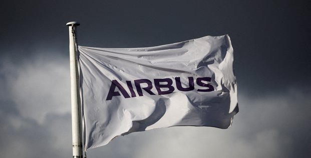 Le logo d'airbus sur un drapeau a l'entree de l'usine airbus de bouguenais