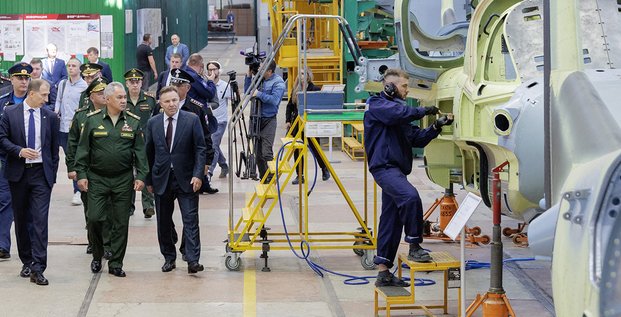 Le ministre russe de la Défense, Sergueï Choïgou, lors d’une visite d’usine d’hélicoptères dans le territoire de Primorsk (Est).