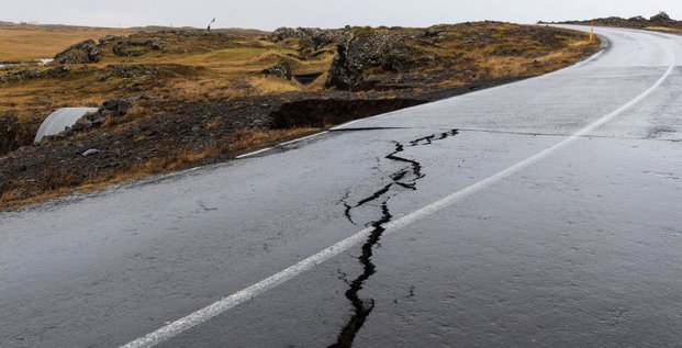 Des fissures liees a l'activite volcanique sur une route de grindavik, en islande