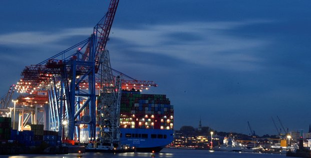 Le cargo cosco shipping gemini de la compagnie maritime chinoise cosco au terminal a conteneurs tollerort dans le port de hambourg