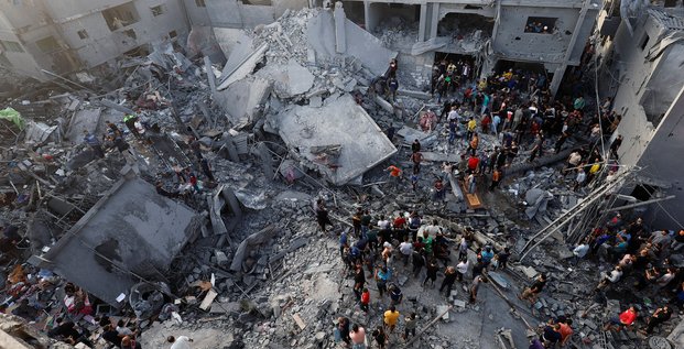 Des palestiniens recherchant des victimes apres des frappes israeliennes sur des batiments residentiels a gaza