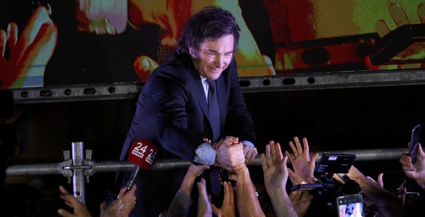 Le president elu argentin javier milei salue ses partisans apres avoir remporte le second tour de l'election presidentielle en argentine