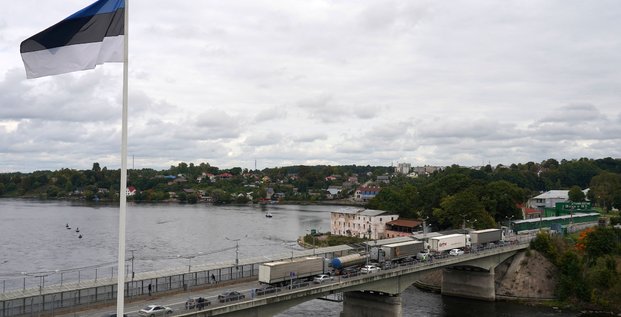 Drapeau estonien pres du pont sur la riviere narva au point de passage de la frontiere avec la russie a narva