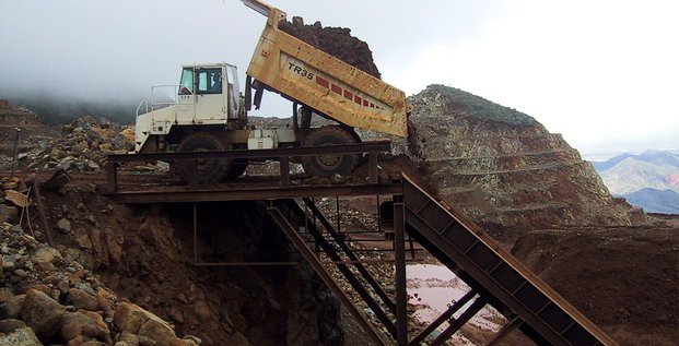 Vue sur un camion de la mine de nickel de ouaco, en nouvelle-caledonie