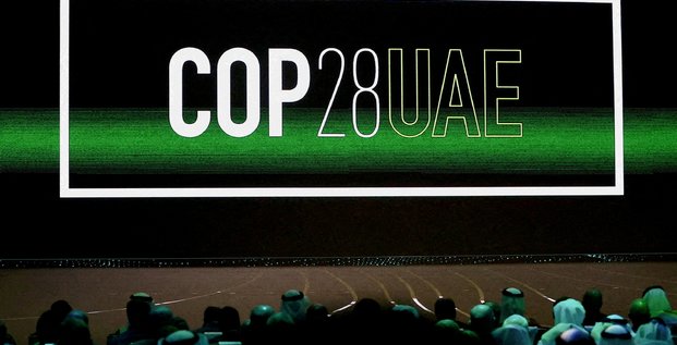 Le logo  cop28 uae  sur l'ecran lors de la ceremonie d'ouverture de la semaine du developpement durable d'abou dhabi