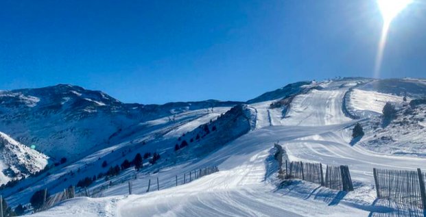 La station de ski Puigmal, station la plus haute des Pyrénées française (2.700 m), a été placée en liquidation judiciaire le 29 novembre 2023, faute de financements. Elle est définitivement fermée.