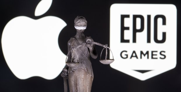 Illustration d'un symbole de justice devant les logos apple et epic games