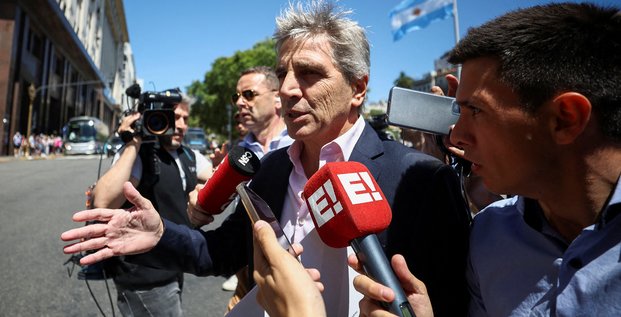 Photo d'archives: le ministre argentin de l'economie, luis caputo, s'adresse a la presse a buenos aires