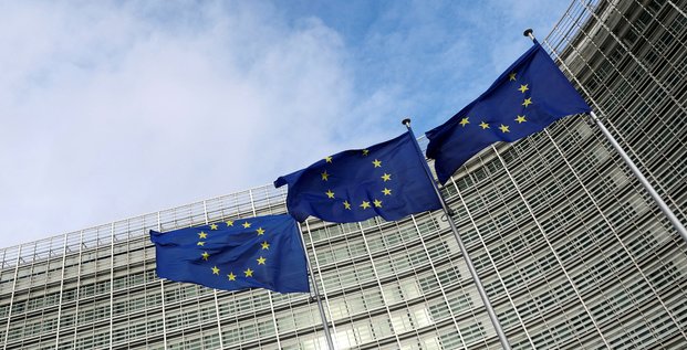 Des drapeaux de l'ue flottent devant la commission europeenne a bruxelles