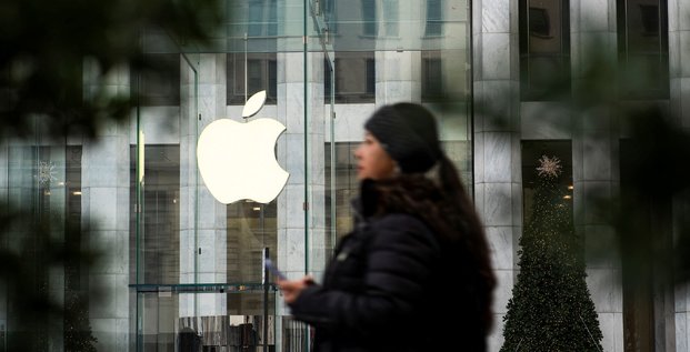 Photo d'une femme qui marche pres de l’apple store a new york