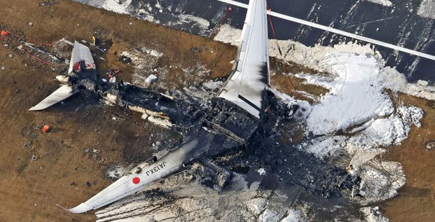 Vue de l'airbus a350 incendie de japan airlines (jal) apres une collision avec un avion des gardes-cotes japonais a l'aeroport international de haneda a tokyo