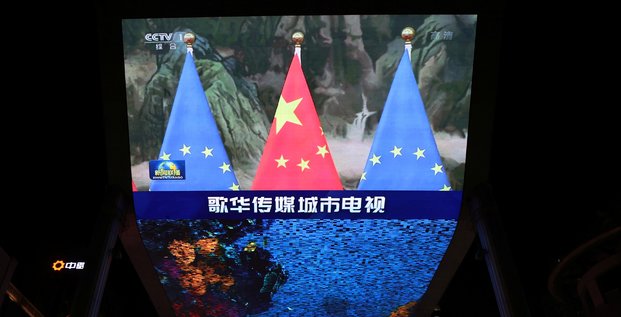 Les drapeaux de l'ue et de la chine apparaissent sur un ecran a pekin