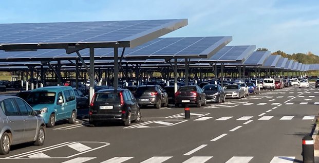 L'hypermarché E.Leclerc d'Avermes dans l'Allier compte 22.000 m² de panneaux solaires en ombrières.